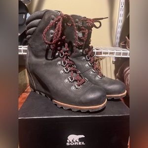 Used women’s sorel lace up boots.  Size 8